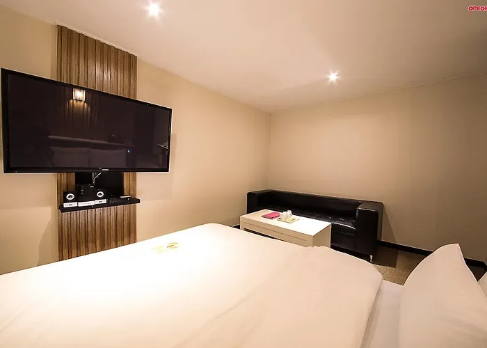 Ez Hotel